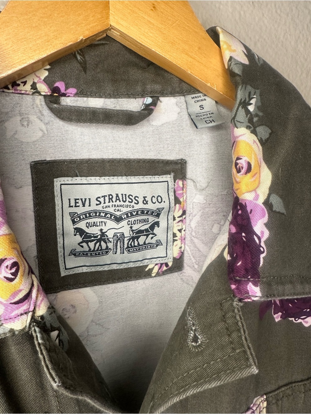 Levi Strauss and Co. Floral Utility Jacket Distressed Front Hem Cotton Pockets - Picture 4 of 7